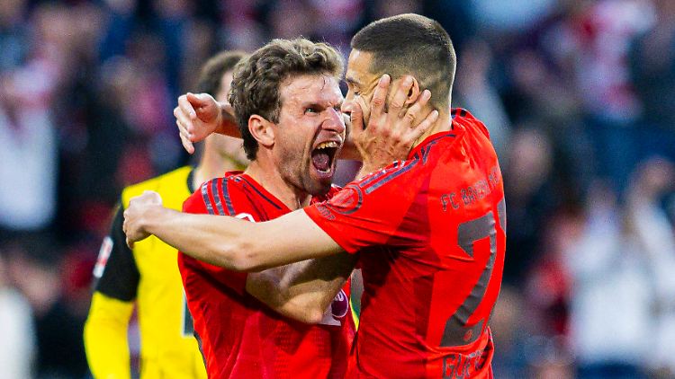 Thomas Müller feiert den Torschützen Raphael Guerreiro.