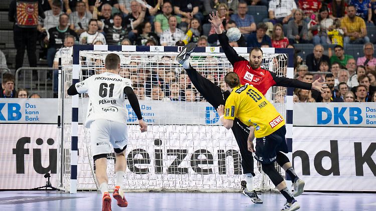 Juri Knorr ließ zwei Siebenmeter in der Crunchtime gegen Andreas Wolff ungenutzt.
