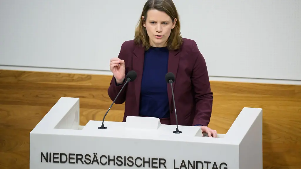 Niedersachsens-Kultusministerin-Julia-Willie-Hamburg-Gruene-spricht-im-niedersaechsischen-Landtag