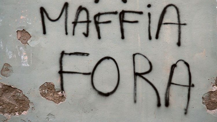 "Mafia raus!" steht auf Korsisch an einer Hausmauer in der korsischen Küstenstadt Bastia.