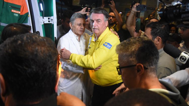 Der brasilianische Ex-Präsident Bolsonaro verlässt am frühen Abend ein Krankenhaus in Natal. 