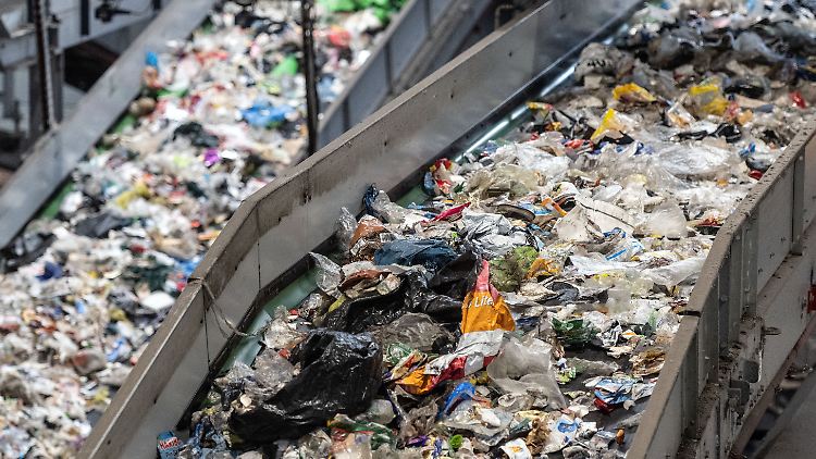 Die Menge an Plastikabfällen, die in Mülldeponien landet, ist mit 103 Millionen Tonnen am größten.