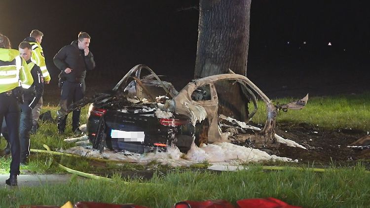 Die Feuerwehr konnte nur noch die Leichen der beiden 17-Jährigen befreien.