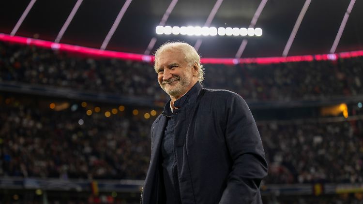 Mit der Nationalmannschaft wurde er 1990 Weltmeister. Aktuell ist Rudi Völler DFB-Sportdirektor. 