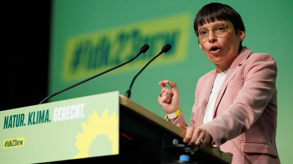 NRWs-Integrationsministerin-Josefine-Paul-spricht-beim-Landesparteitag-von-Buendnis-90-Die-Gruenen