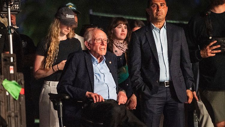 Bernie kurz vor seinem Auftritt mit Clairo (3. v. l.)