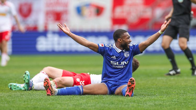 Schalke hat in Regensburg nichts zu lachen.