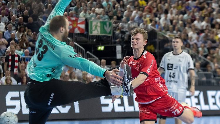 Andreas Wolff wirft sich jedem Ball entgegen - hier gegen Nationalmannschaftskumpel Timo Kastening. 