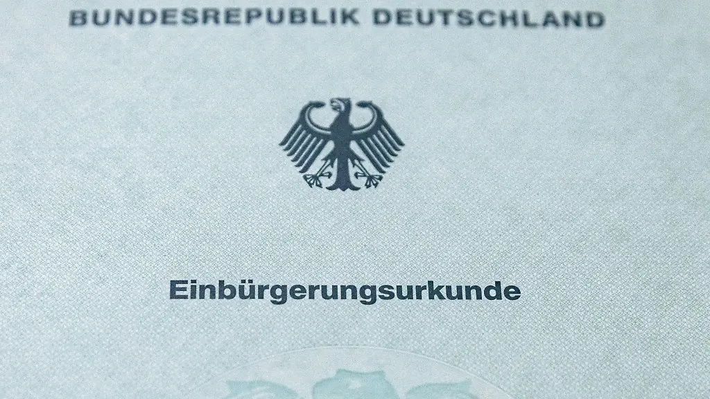 Eine-Einbuergerungsurkunde-liegt-auf-einem-Tisch