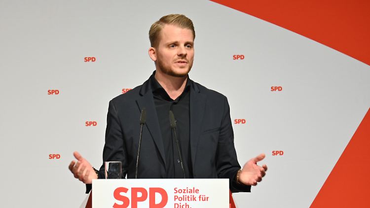 Der Sprecher der Parlamentarischen Linken in der SPD-Bundestagsfraktion, Tim Klüssendorf, will beim Thema Mindestlohn nicht warten. 
