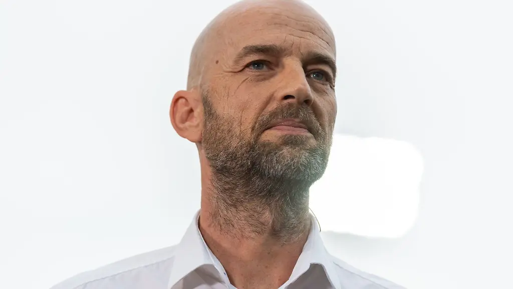 Guenther-Gorenzel-Sportdirektor-von-1860-Muenchen-steht-im-Stadion