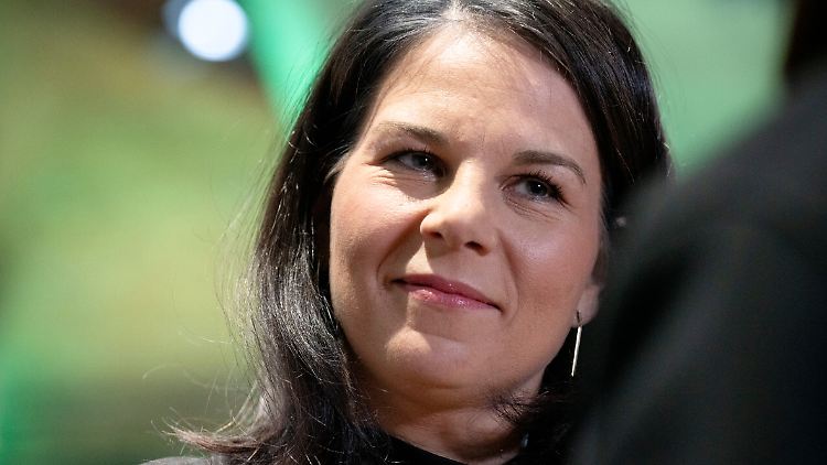 Noch-Außenministerin Baerbock beim kleinen Grünen-Parteitag Anfang April.