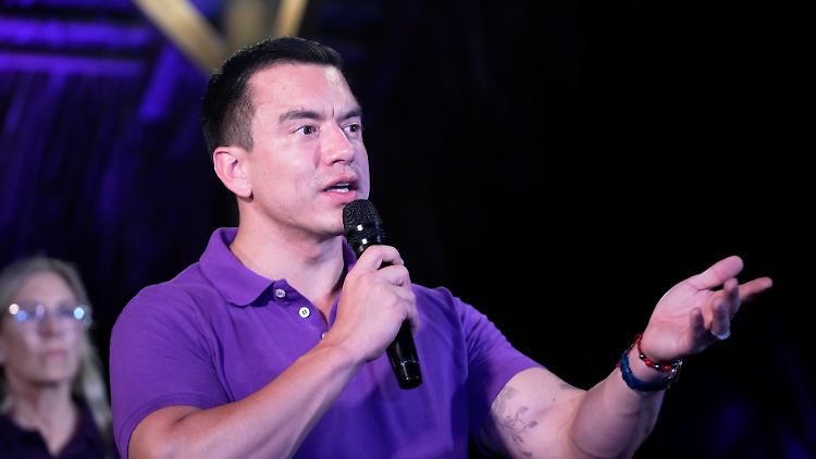 Der jüngste demokratisch gewählte Staatschef Ecuadors: Daniel Noboa spricht am Wahlabend zu seinen Anhängern. 