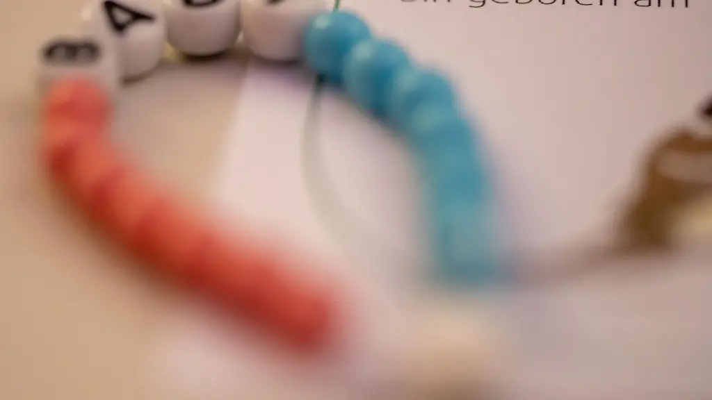 Im-Kreisssaal-einer-Klinik-liegt-ein-neues-Kettchen-fuer-ein-Baby-bereit