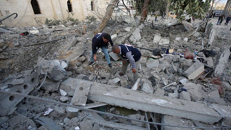 Helfer untersuchen die Zerstörung nach dem israelischen Angriff auf das Al-Ahli Krankenhaus. "Der grausame Hamas-Terror gehört bekämpft. Aber humanitäres Völkerrecht gilt, mit besonderer Schutzverpflichtung für zivile Orte", schreibt Baerbock auf X.
