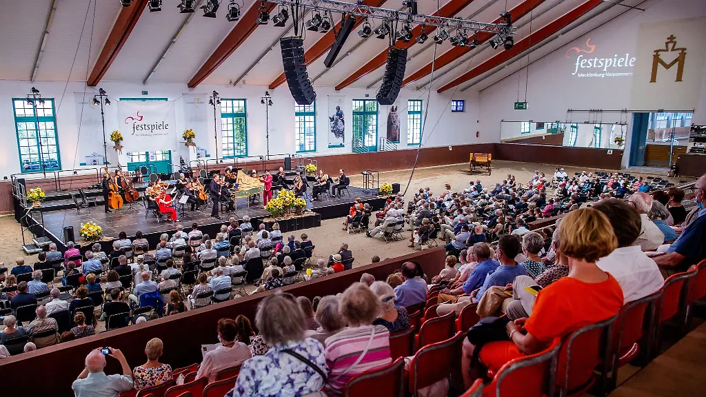 Star-Geiger-Daniel-Hope-und-das-Zuercher-Kammerorchester-unter-Christoph-Eschenbach-spielen-in-der-Reithalle-des-Landgestuets-in-Redefin