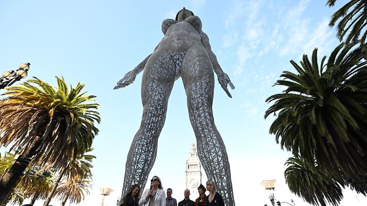 Die Skulptur soll als Symbol für weibliche Stärke und Befreiung verstanden werden, der Künstler wollte "die Energie der Göttinnen in die Welt tragen".
