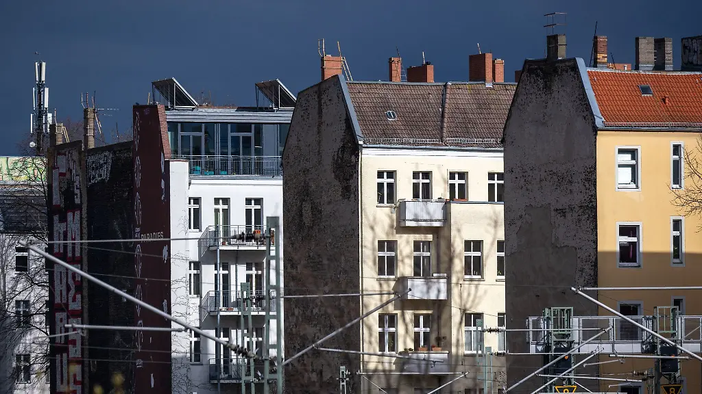 Wohnhaeuser-stehen-dicht-beieinander-im-Berliner-Bezirk-Prenzlauer-Berg