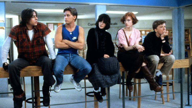 Rebell John, das Sport-Ass Andrew, Außenseiterin Allison, die Schul-"Prinzessin" Claire und der Streber Brian müssen nachsitzen - und werden zum "Breakfast Club".