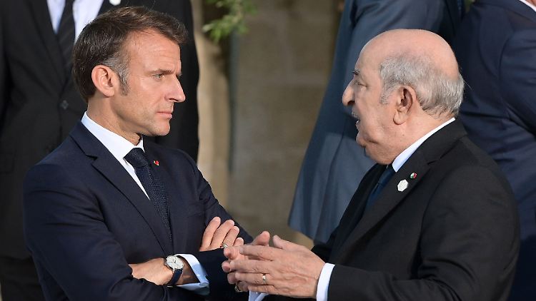 Frankreichs Präsident Macron spricht während des G7-Gipfels im Juni 2024 in Italien mit dem algerischen Präsidenten Tebboune. 