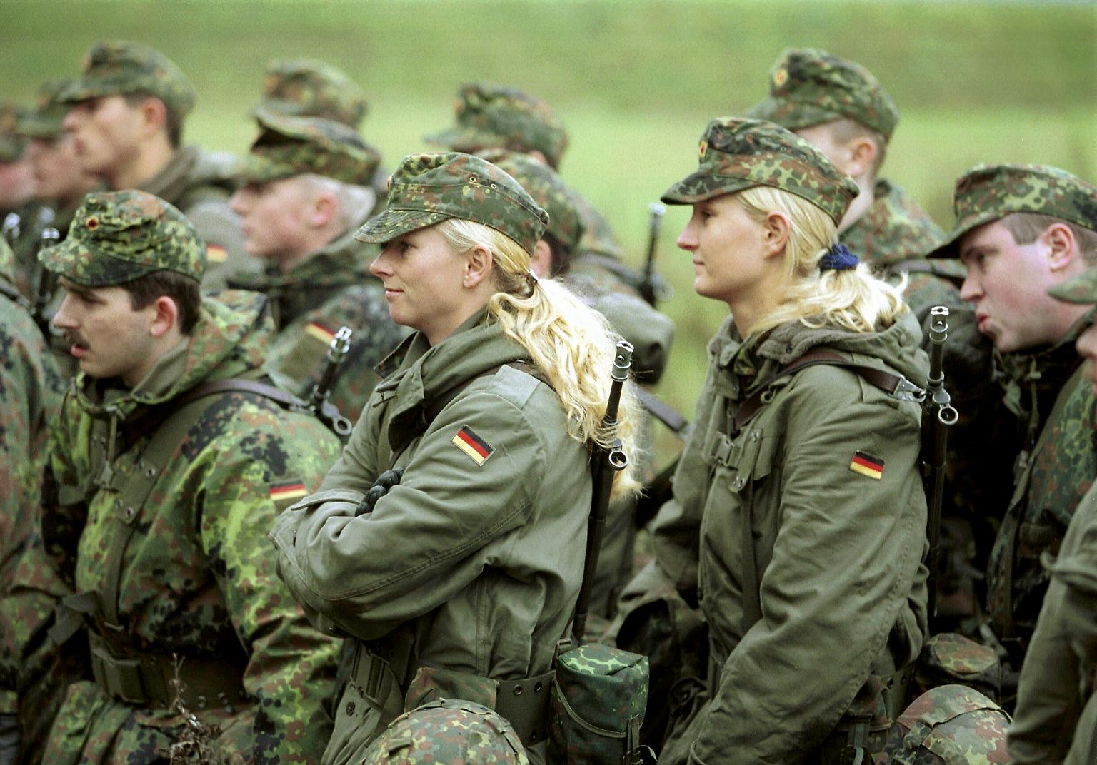 Frauen In Der Bundeswehr Pro Und Contra Von der Sekretärin zum General: Wie Frauen in der Bundeswehr an die