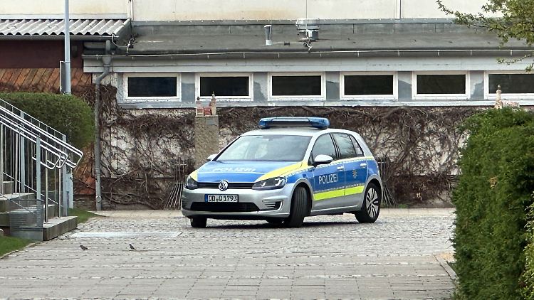 Ein Polizeiauto steht vor der Scultetus-Oberschule im sächsischen Görlitz. 