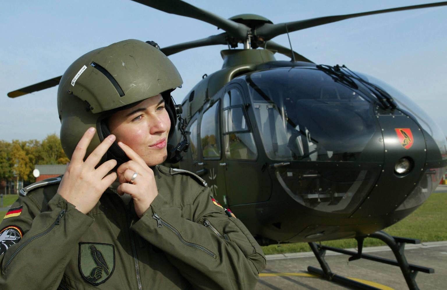 Sie fliegen Kampfhubschrauber (Foto: die erste Hubschrauberpilotin der Bundeswehr, Katrin Dahlitz), ...