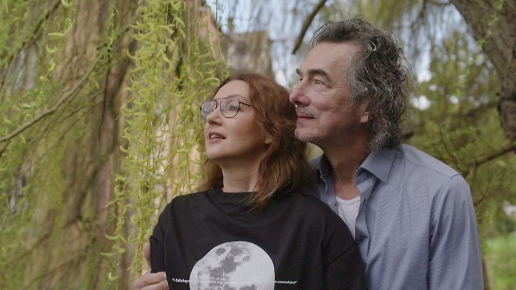 Die Ex-Dschungelcamperin Hanka Rackwitz zeigt ihre neue - alte - Liebe.