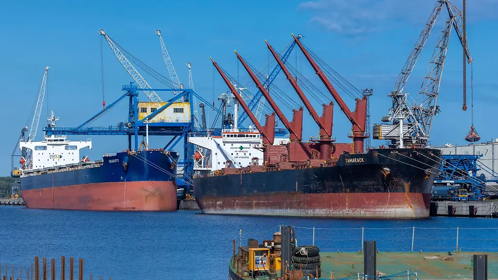 Die-Massengutfrachter-Seaduty-hinten-und-Tamarack-liegen-am-Schuettgutkai-im-Seehafen-Rostock