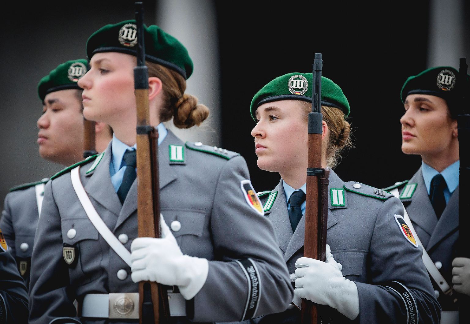 Von der Sekretärin zum General: Wie Frauen in der Bundeswehr an die ...