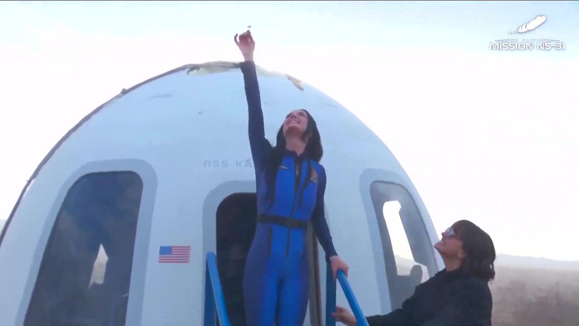 Katy Perry, die während des Fluges "What A Wonderful World" zum Besten gegeben hatte, reckte beim Verlassen der Raumkapsel ein Gänseblümchen in die Höhe - in Anspielung auf ihre Tochter, die den Namen Daisy trägt. Danach ...