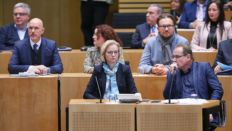 Noch ist Katja Wolf (M.) Landesvorsitzende des BSW in Thüringen. Die Abgeordnete Anke Wirsing (oben rechts) hat es aber auf ihren Posten abgesehen.