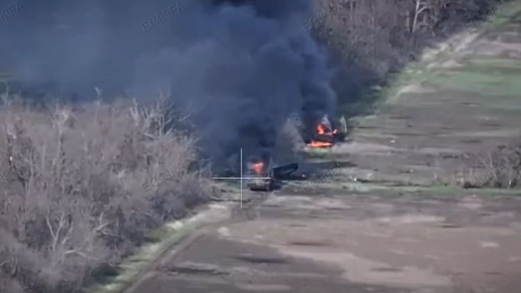 Diese Aufnahme der 17. Poltawa Brigade der Ukraine sollen zwei zerstörte gepanzerte Fahrzeuge zeigen.