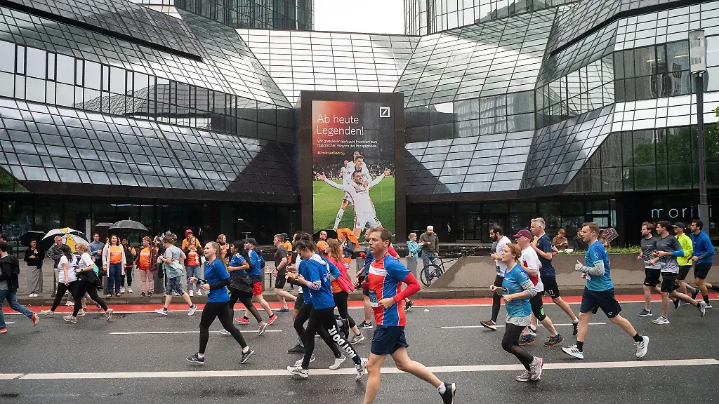 Laeuferinnen-und-Laeufer-laufen-waehrend-des-Firmenlaufs