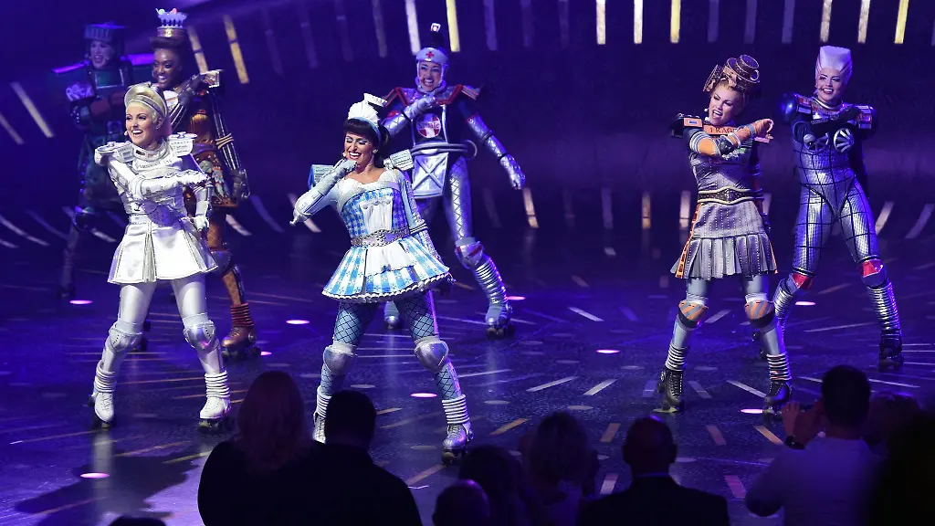 Musical-Darsteller-singen-und-tanzen-waehrend-der-Gala-zum-30-Jahrestag-der-Erstauffuehrung-des-Musicals-Starlight-Express-auf-der-Buehne