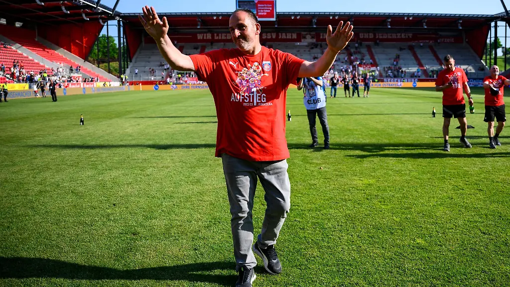 Heidenheims-Trainer-Frank-Schmidt-jubelt-nach-dem-Spiel-ueber-den-Aufstieg-und-die-Meisterschaft-in-der-2-Bundesliga