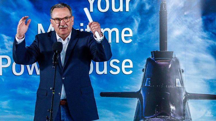 Bernd Hartmann, Arbeitsdirektor bei thyssenkrupp Marine Systems, präsentiert ein U-Boot, das in der Kieler tkms-Werft gebaut werden soll. 
