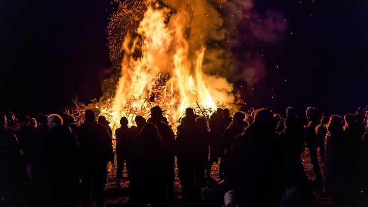 Am Ostersamstag lodern vielerorts Osterfeuer.