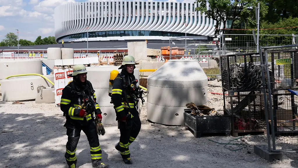 Feuerwehrmaenner-gehen-ueber-das-Baustellengelaende