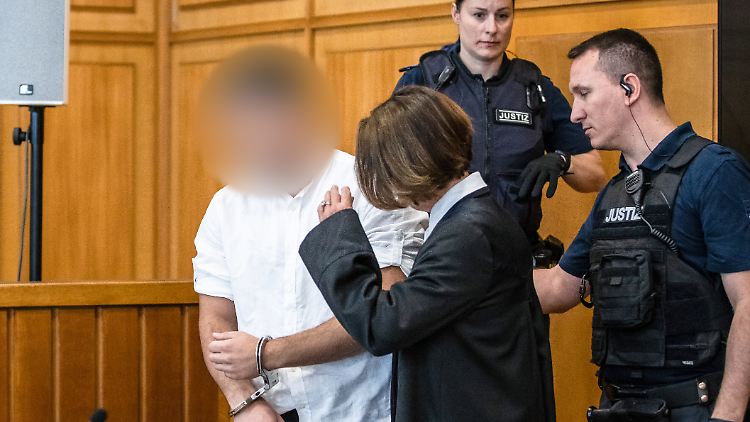 Beamte führen den Angeklagten im August 2023 in den Verhandlungssaal des Landgerichts Heilbronn. 