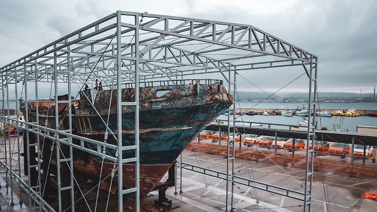 Das Boot, auf dem im April 2015 Hunderte Menschen starben, steht heute unzugänglich in Augusta.