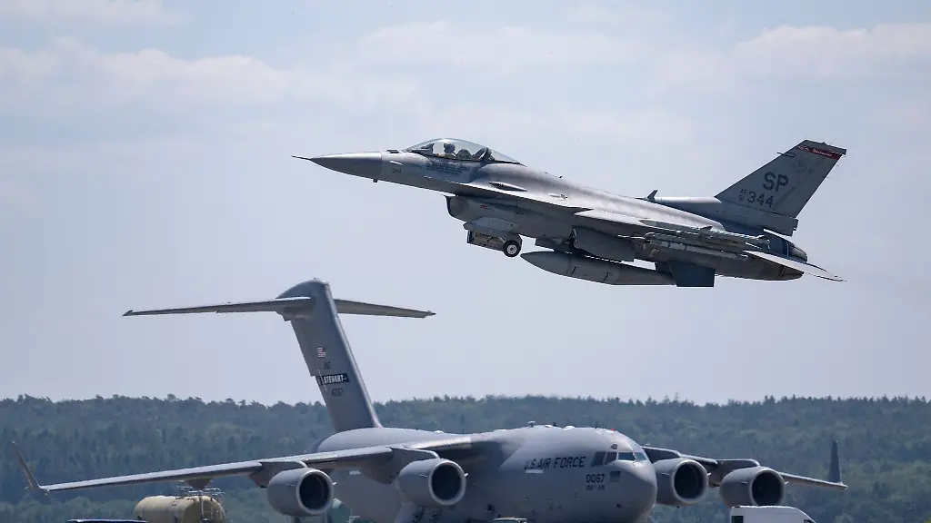 Ein-Kampfflugzeug-startet-waehrend-der-Luftwaffenuebung-Air-Defender-vom-US-Flugplatz-Spangdahlem