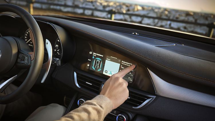 Die Alfa Romeo Giulia ist bei Elektronik und Assistenten trotz ihres Alters auf dem Stand der Zeit.