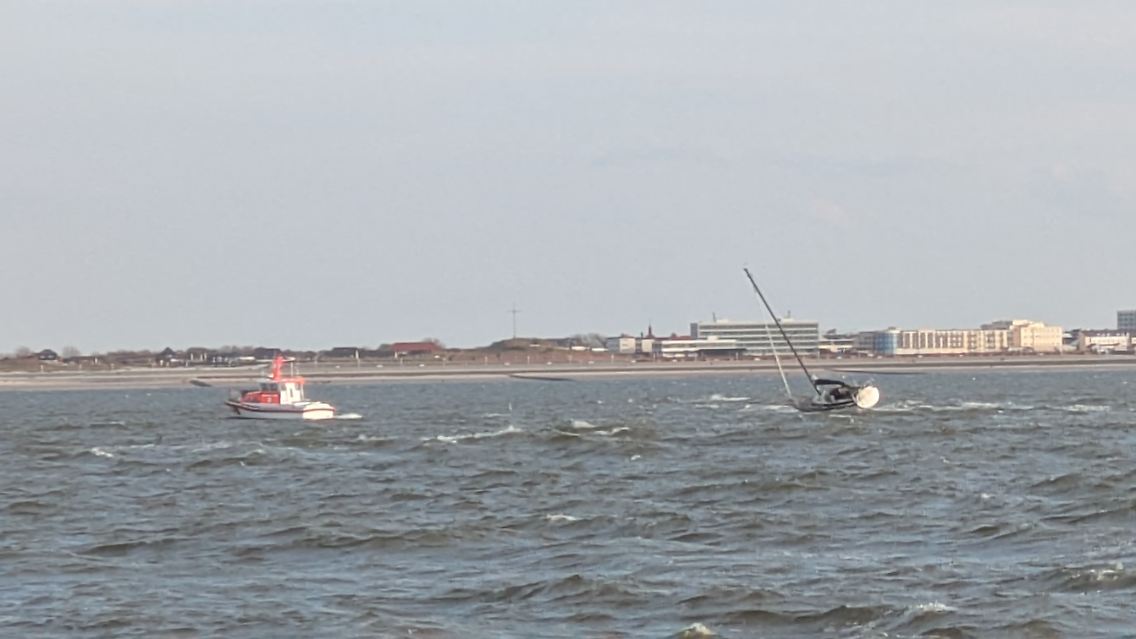 Trotz schwieriger Bedingungen gelang es, die Segeljacht freizuschleppen.