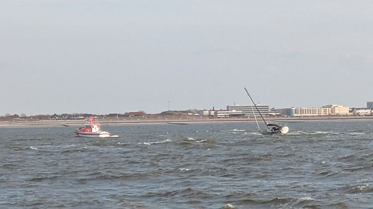 Mit einer Leine konnten die Seenotretter das Segelboot abschleppen.