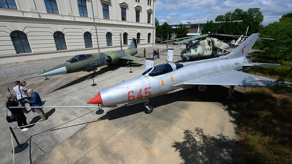 Ausstellungsstuecke-von-Overkill-Militaer-Technik-Kultur-im-Kalten-Krieg-stehen-vor-dem-Museum
