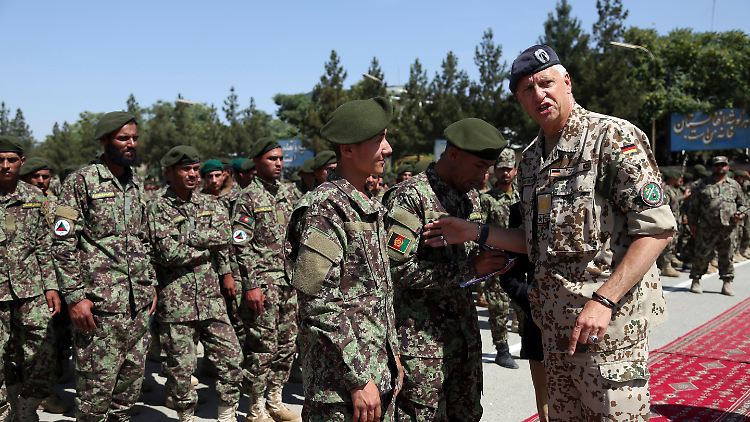 Markus Kurczyk (r.) ist Generalmajor a.D. der Luftwaffe und Projektbeauftragter des Patenschaftsnetzwerks Ortskräfte. In Afghanistan war er von Januar 2019 bis Januar 2020 zuständig für die Ausbildung der Streitkräfte und der Polizei.