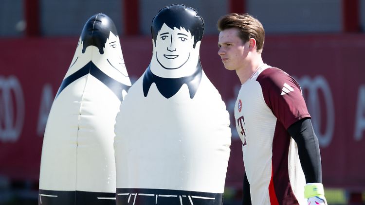 Anders als Manuel Neuer ist er fit: Jonas Urbig.