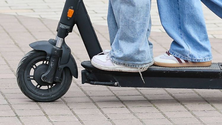 Die mutmaßliche Unfallverursacherin soll verbotenerweise mit einer weiteren Person auf dem E-Scooter unterwegs gewesen sein.