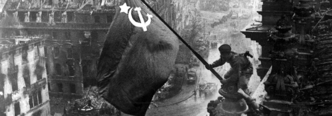 Die sowjetische Flagge wird 1945 auf dem Reichstag gehisst: Eine bearbeitete Variante des berühmten Fotos von Jewgeni Chaldej.